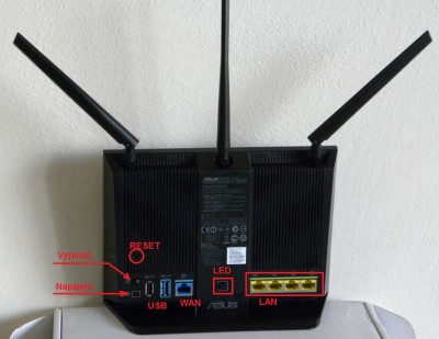 Ovládací prvky a rozmístění portů