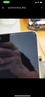 Na prvom obrazku mi uz ten laptop "ocistili" ale stale tam vidiet tie pasiky na rame obrazovky a teda je jasne, ze to asi smuhy nebudu